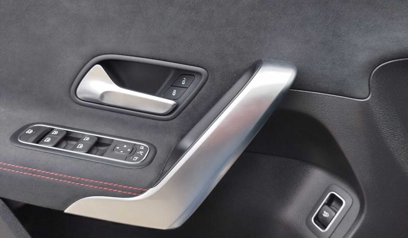 MERCEDES-BENZ Clase A A 180 d Sedan lleno