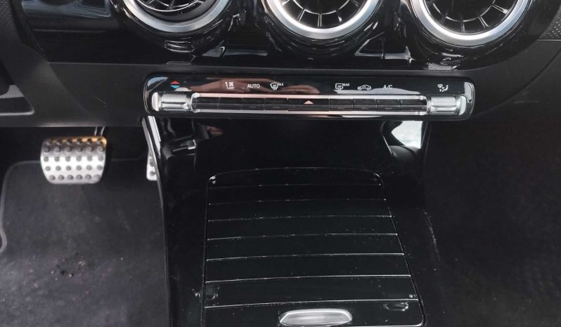 MERCEDES-BENZ Clase A A 180 d Sedan lleno