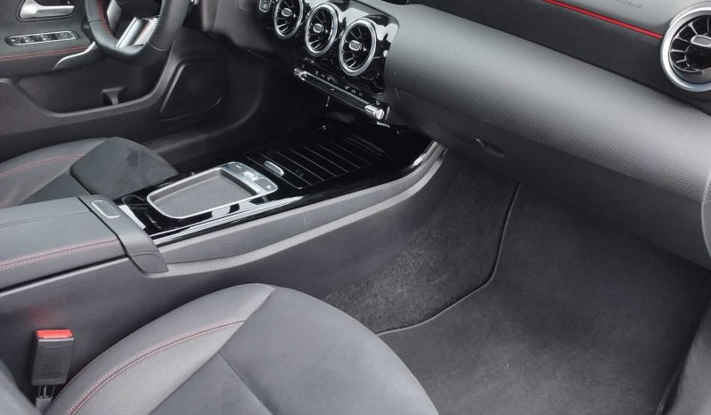 MERCEDES-BENZ Clase A A 180 d Sedan lleno