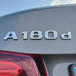 MERCEDES-BENZ Clase A A 180 d Sedan lleno