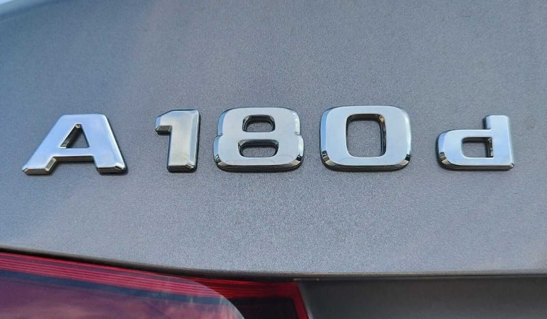 MERCEDES-BENZ Clase A A 180 d Sedan lleno